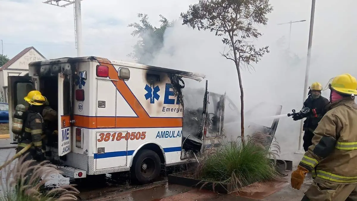 Ambulancia calcinada